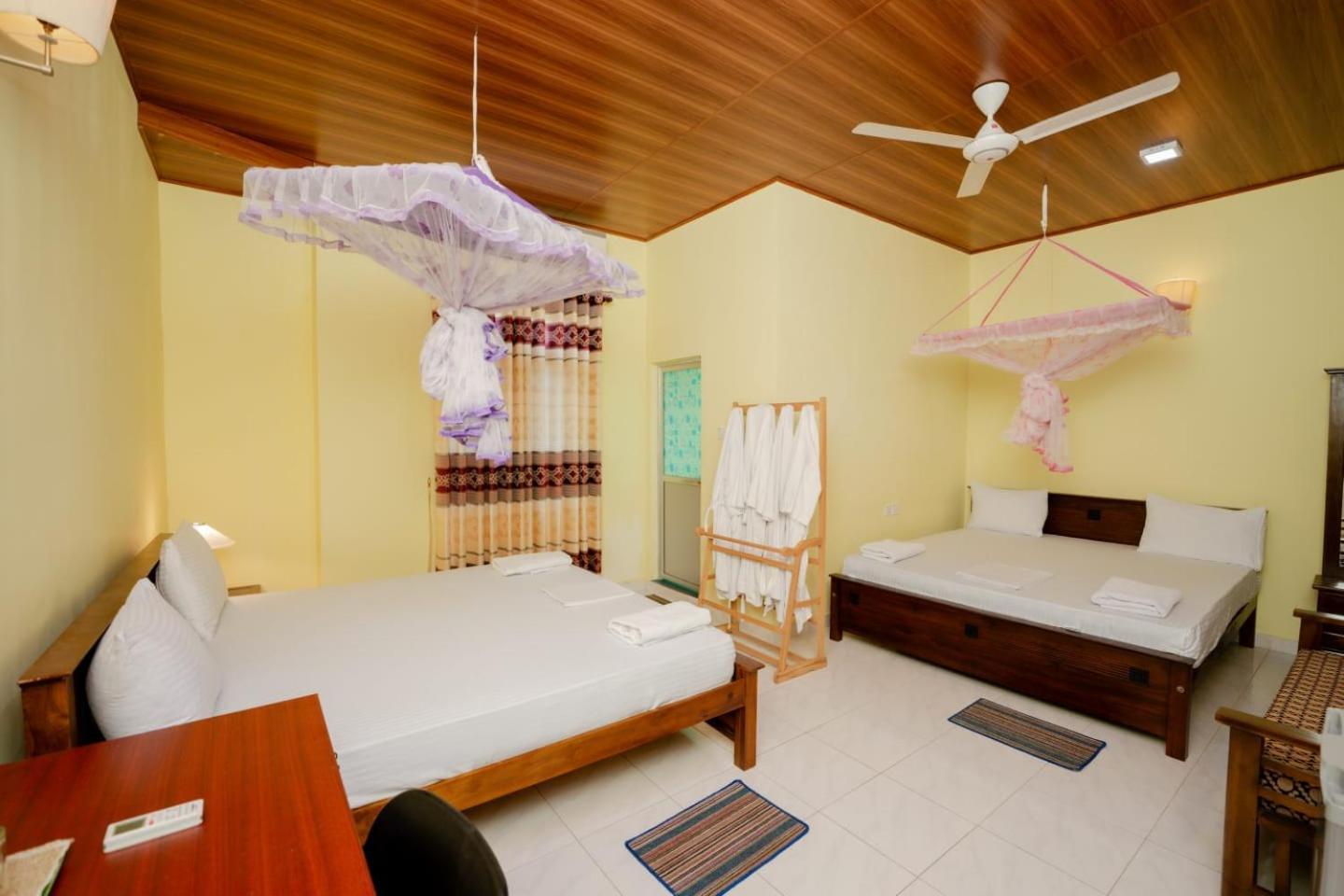 Suwani Pinnawala Homestay Bagian luar foto