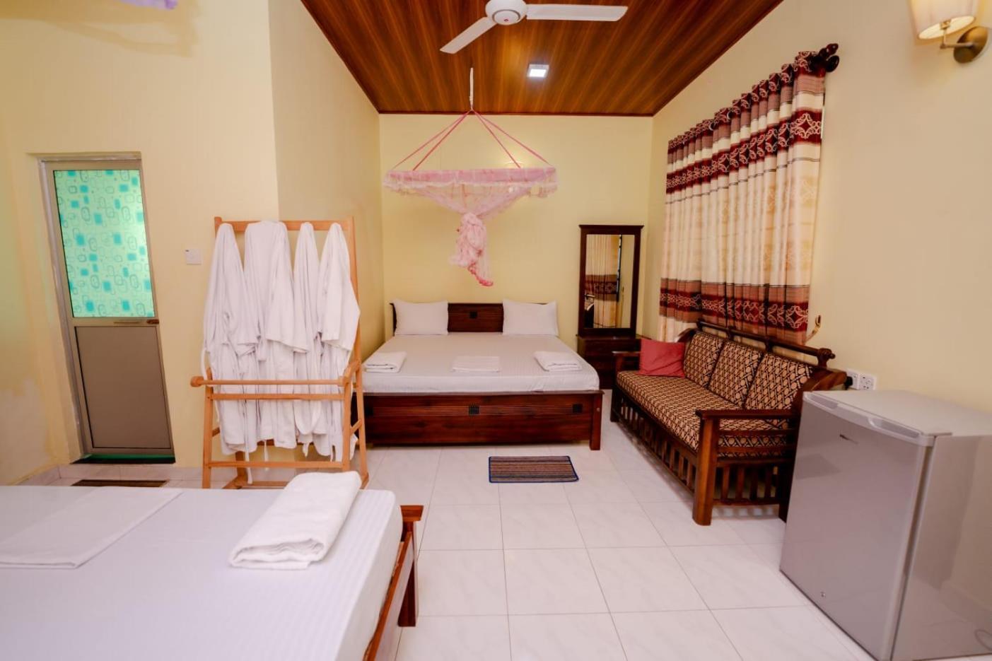 Suwani Pinnawala Homestay Bagian luar foto