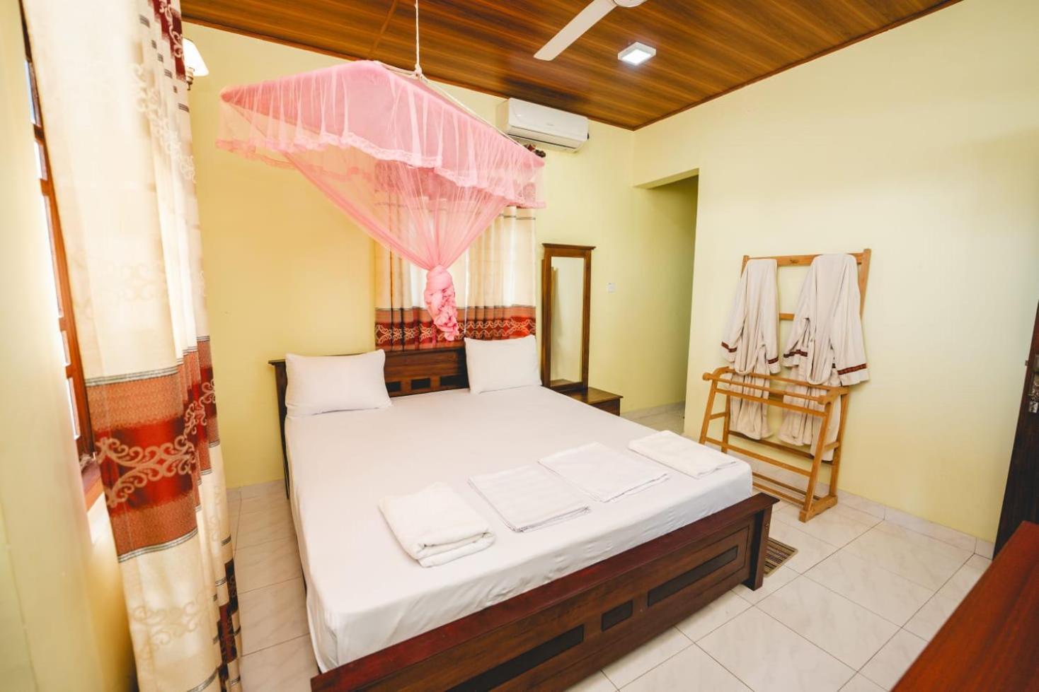 Suwani Pinnawala Homestay Bagian luar foto