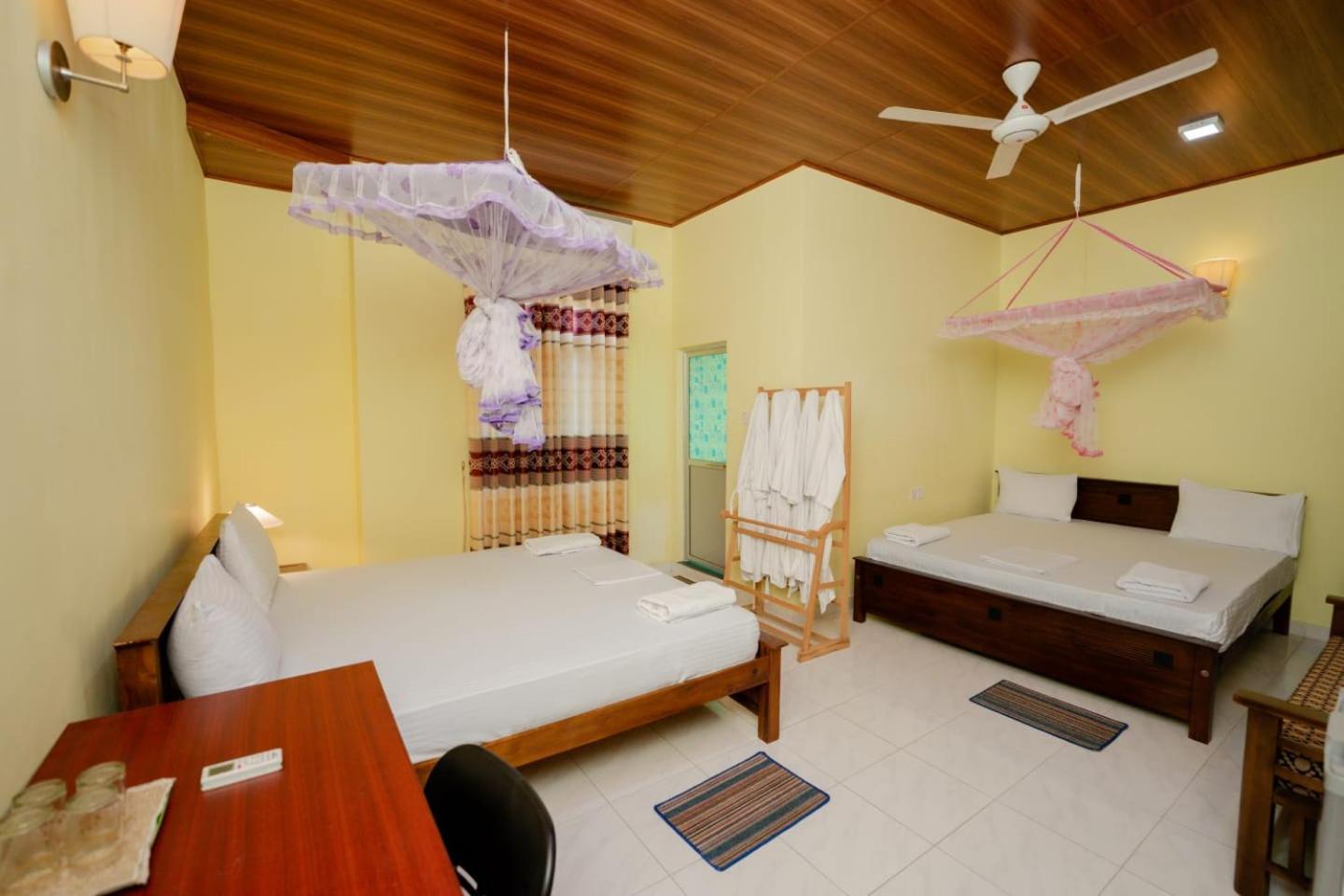 Suwani Pinnawala Homestay Bagian luar foto